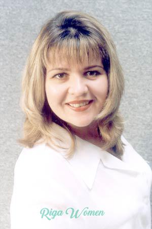 58104 - Elena Age: 34 - Russia